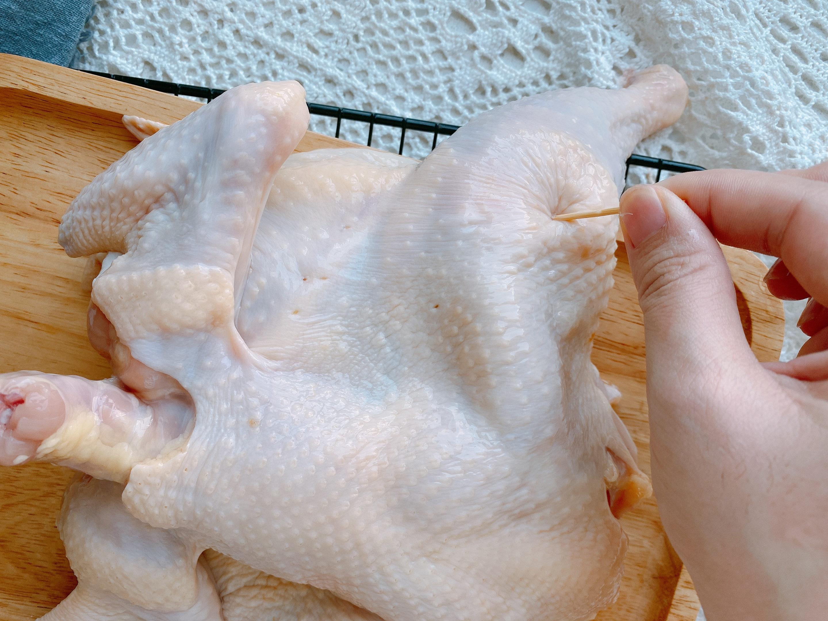 最简单的烤鸡，家里有烤箱的要试试，1个重点，皮酥肉嫩还爆汁