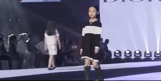 李小璐曬甜馨近照造型淑女，對鏡撇嘴害羞微笑，女漢子變軟妹子