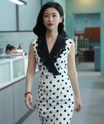 出生军人世家父亲是富商，35岁的朱珠为何能连续入选全球最美面孔