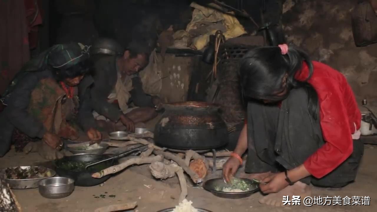 尼泊尔山区小姑娘大冬天摘野菜，回家还要煮饭炒菜，看着让人心疼