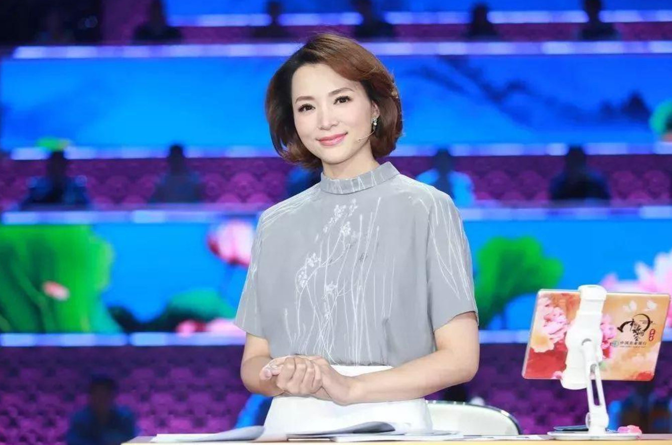 央视才女龙洋走下春晚，缺席元宵晚会，与中国