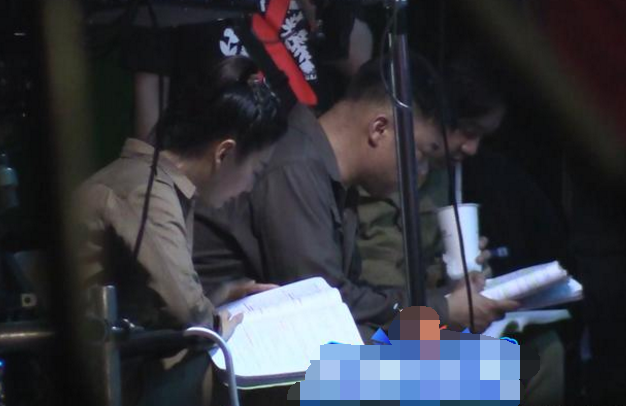 张雨绮横店与潘粤明拍戏，保姆带龙凤胎片场探