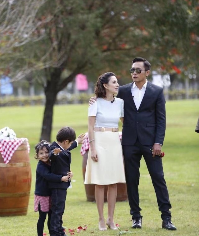 劉燁老婆五一帶兒子外出，十歲諾一長高又變帥，五官越來越像外公