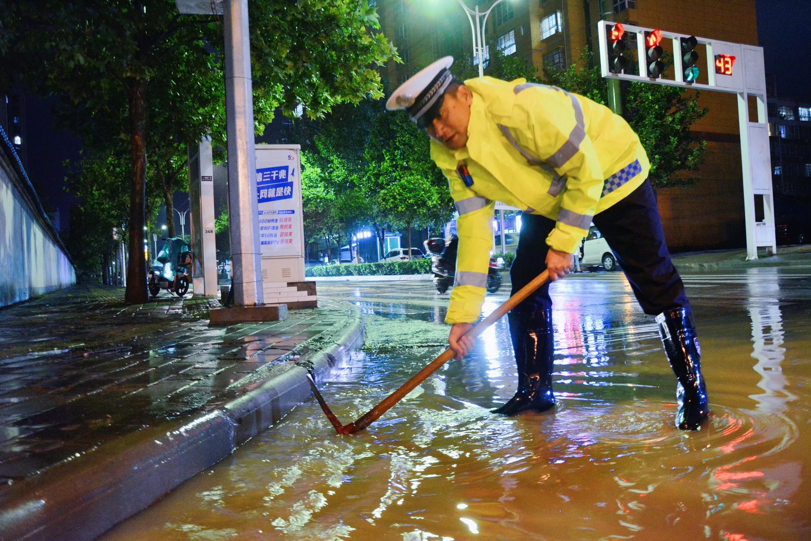蒲城交警雨天警色护你平安组图