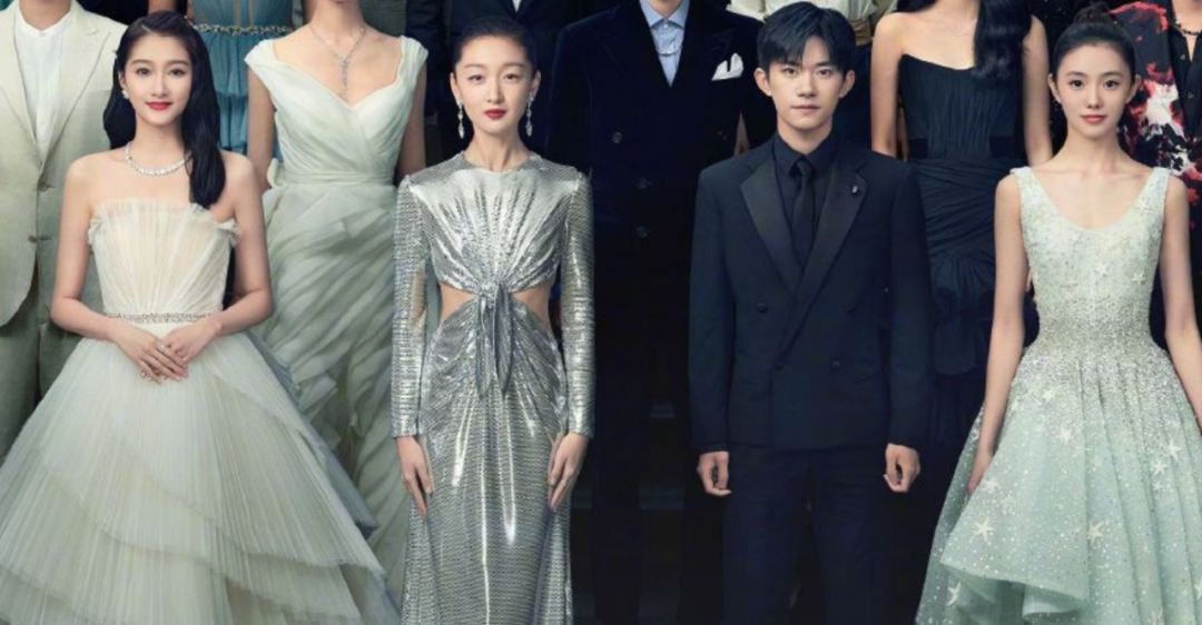 大合照体现地位：周冬雨千玺稳站C位，范丞丞挤