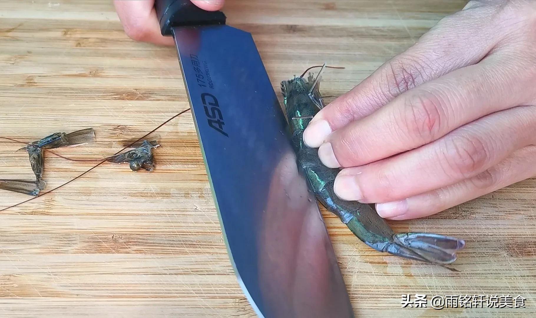 油焖大虾的正宗做法，不需要加盐，让你在家也能做出饭店的味道