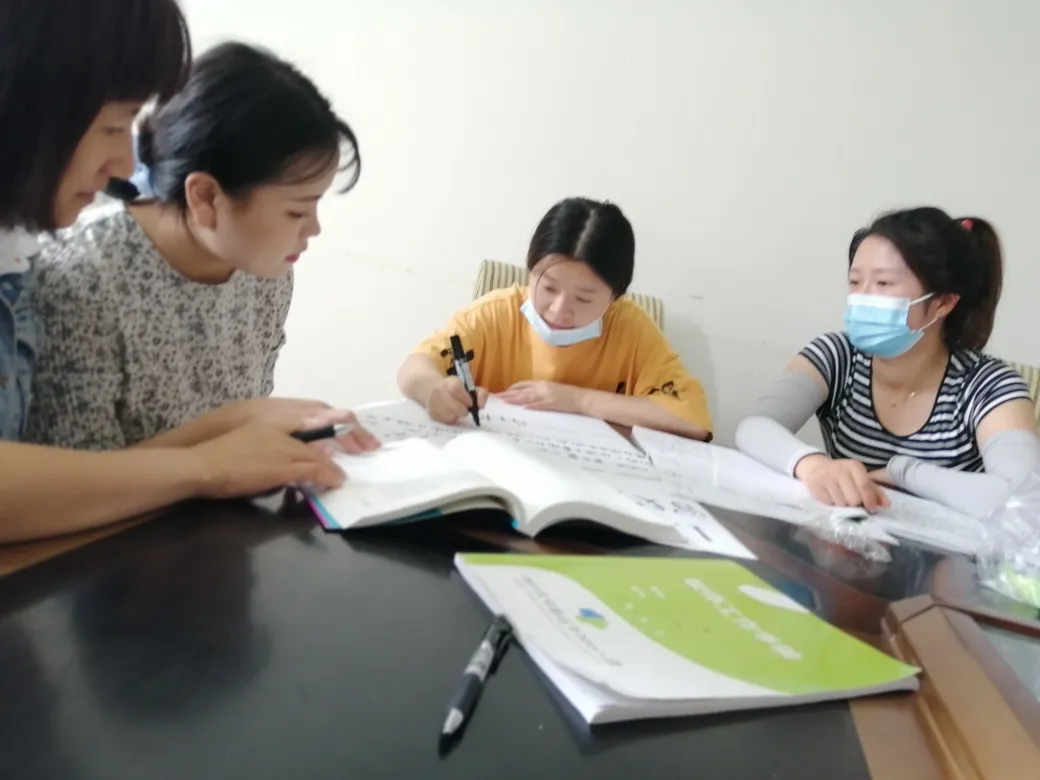 以研促教,共探成长——华阳幼儿园西区开展有效阅读教研活动