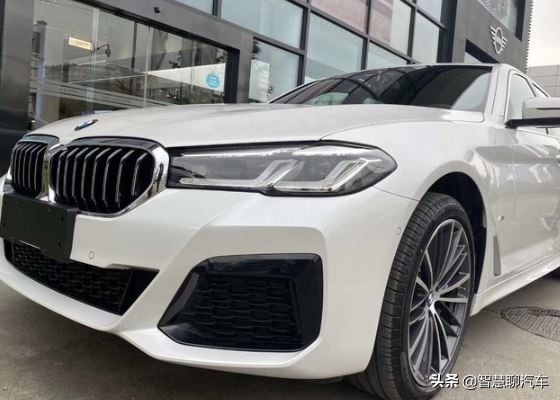 2021款宝马5系实车到店，白色涂装很精致，标配11色氛围灯