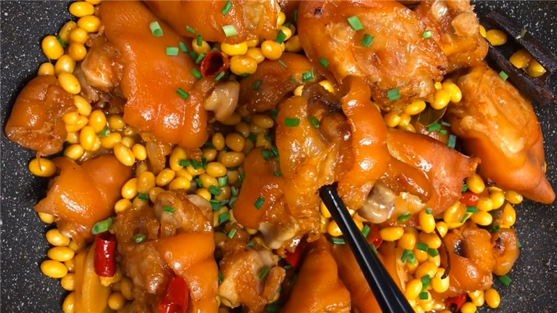 起舞食谱网-儿子爱吃黄豆炖猪蹄做法  小孩常吃能猛长