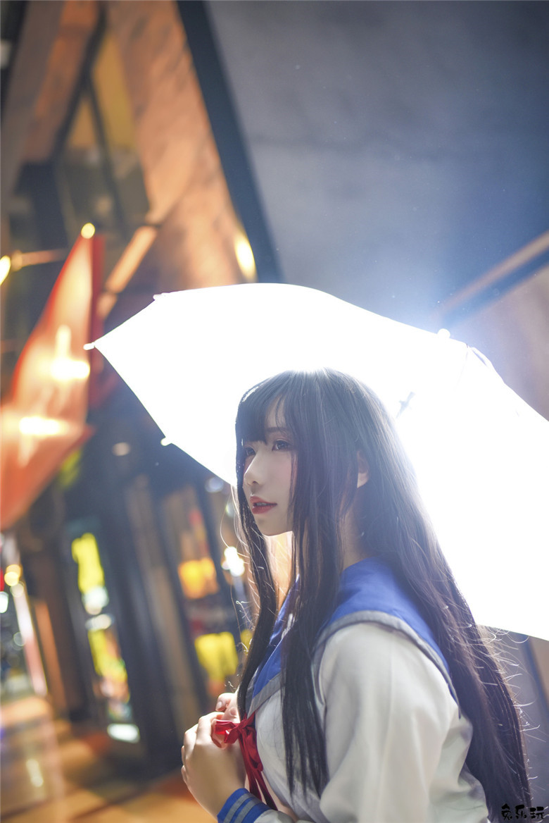 清新美少女打伞漫步夏日细雨中