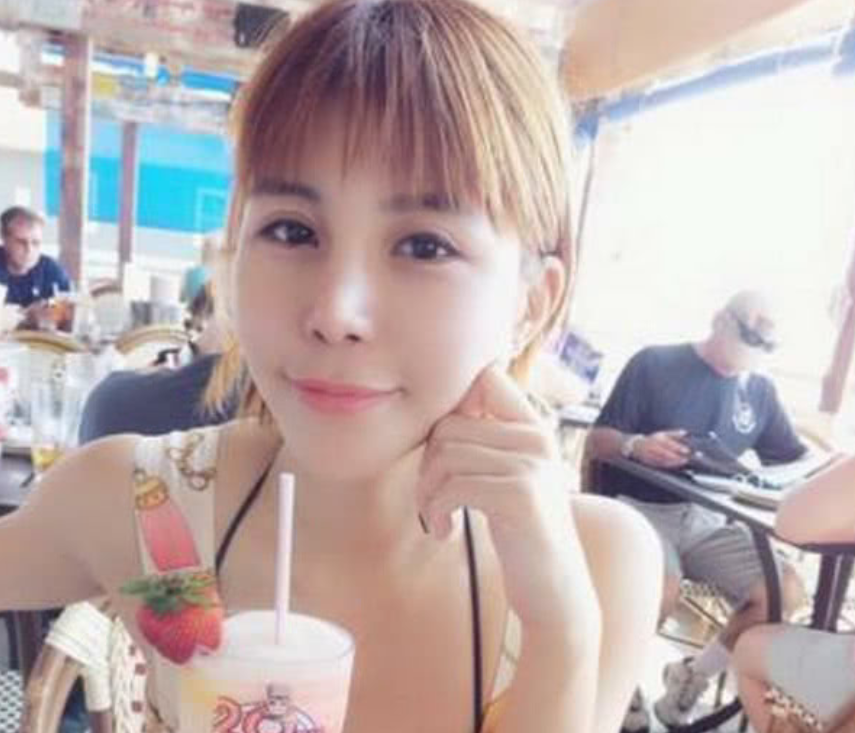 那个“宁愿坐在宝马里哭”的拜金女孩，现在已