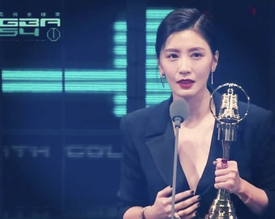 47岁贾静雯晒庆生照，与修杰楷甜过二人世界，与女儿合影画风搞怪