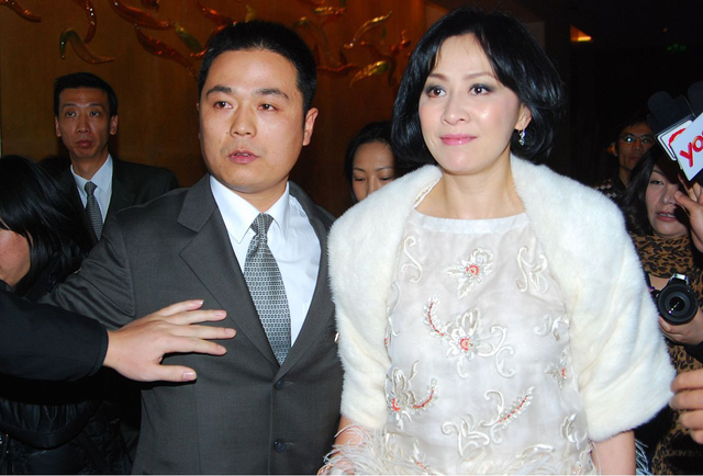 55岁的刘嘉玲很有贵妇范，穿白色羽毛裙亮相，大婶年纪也很洋气