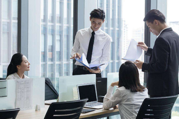 年轻人想混出头，找工作时要注意这3点，不懂吃大亏