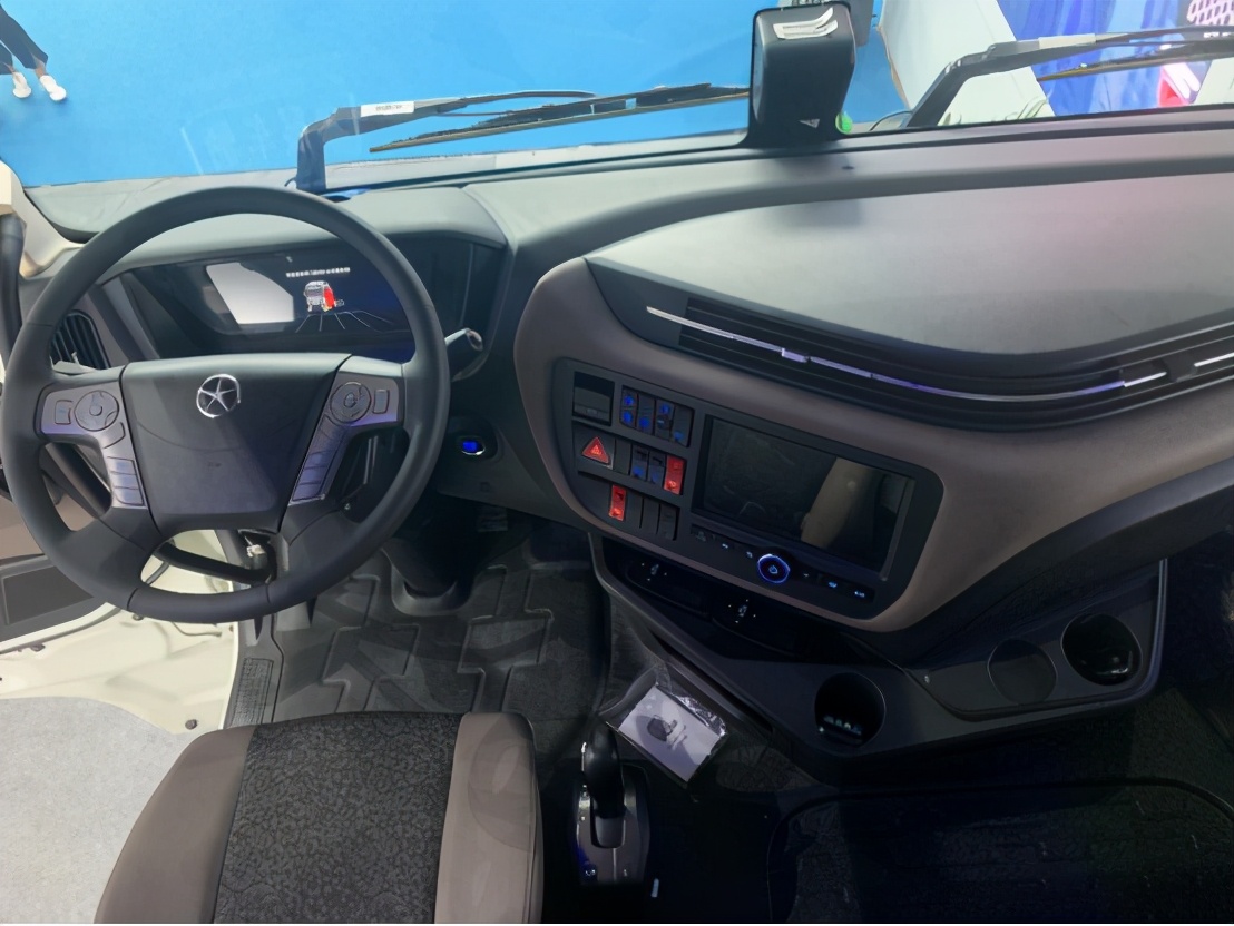 8儲氫罐+410km續(xù)航！大運(yùn)V9氫燃料牽引全面解析