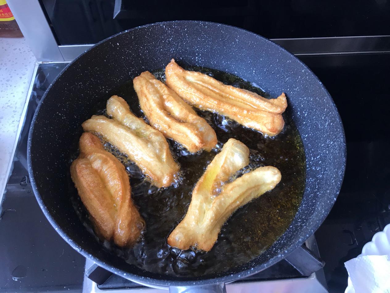 想吃油条不用出去买，自己在家也能做，干净卫生没有添加