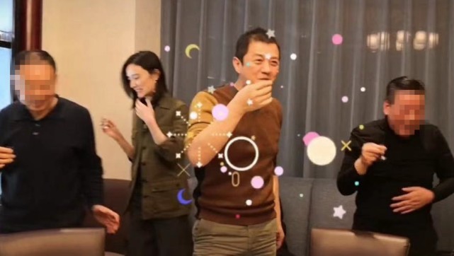 李亚鹏带新女友应酬，席间敬酒合影，这都是以