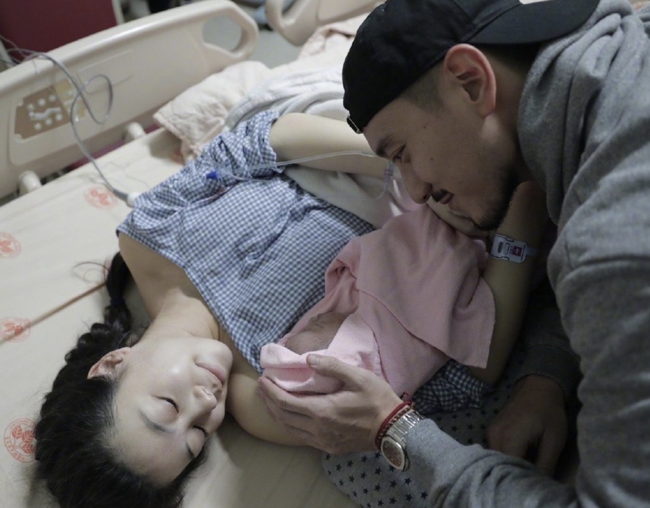 王阳明晒照为1岁女儿庆生，透露孩子大名，担心她将来被男生追求