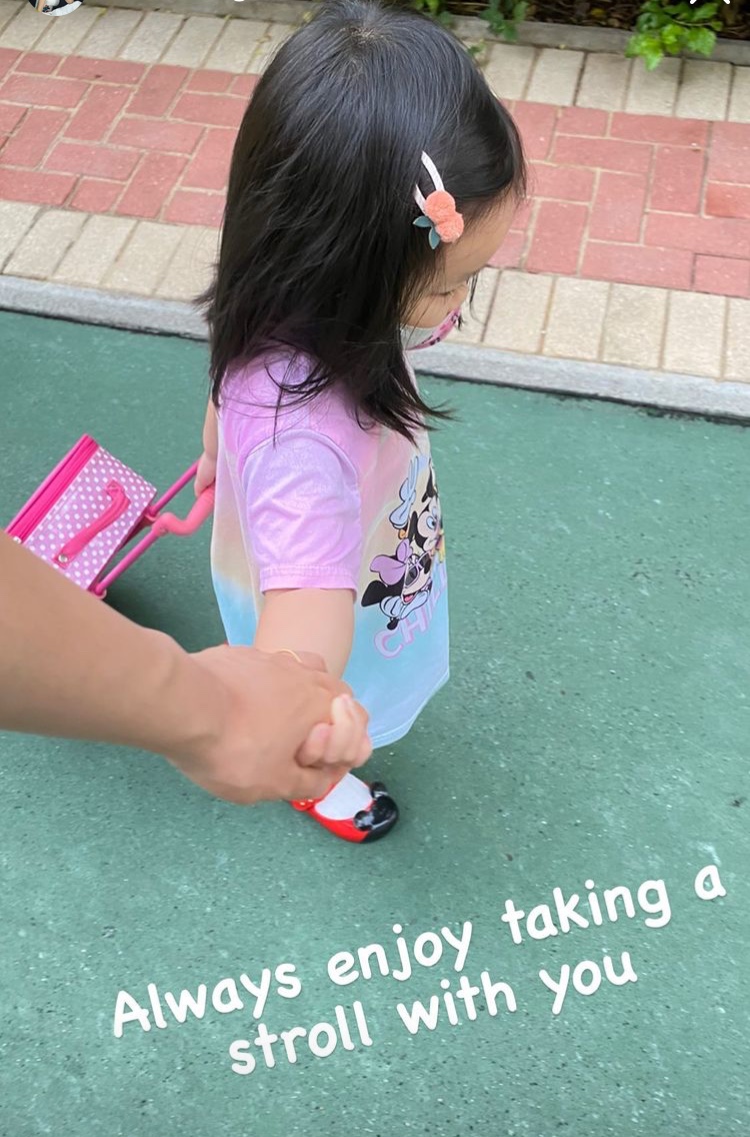 李亚男晒俩女儿互动，姐姐照顾妹妹超懂事，2岁天韵上学打扮精致