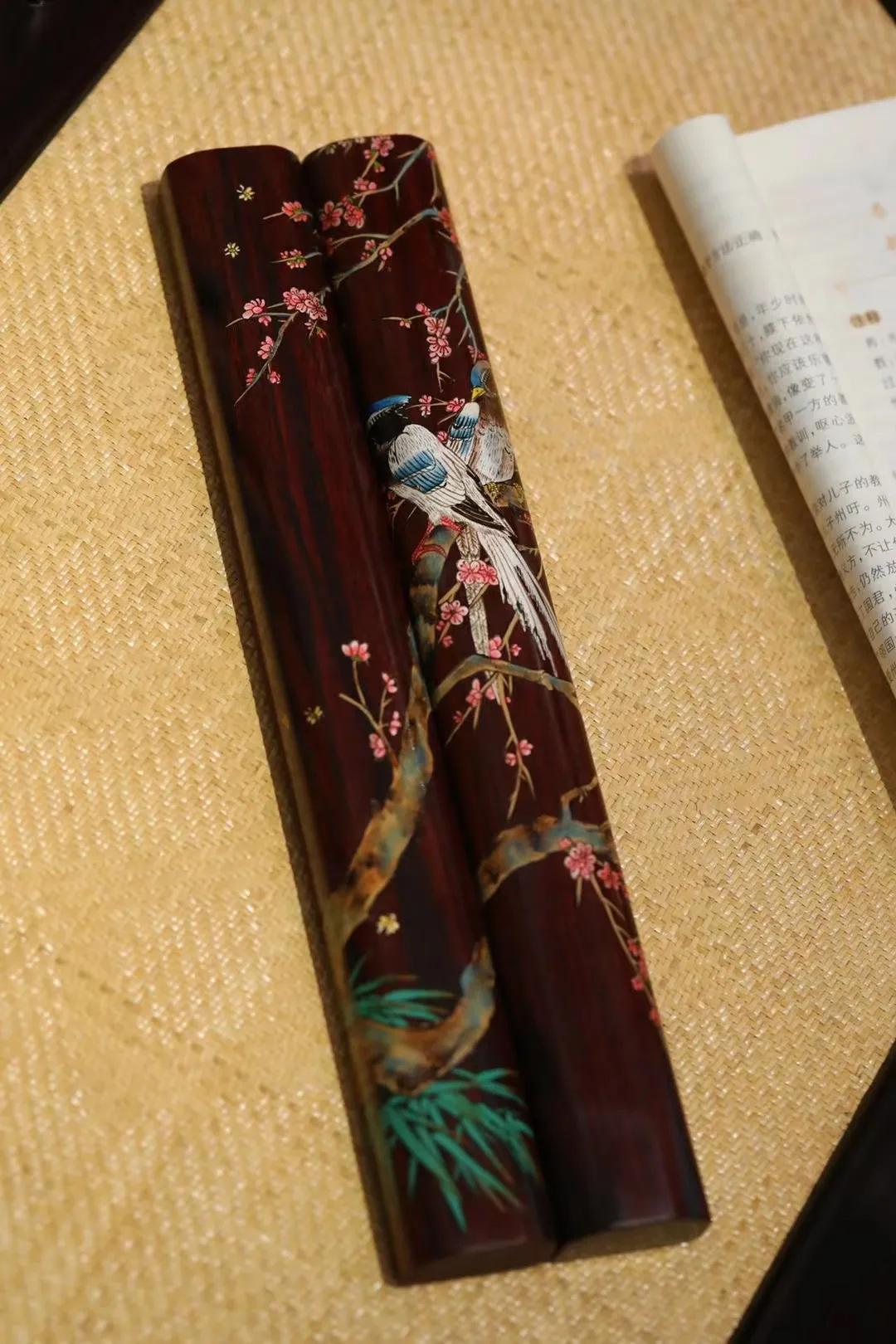 The birds on the tree are in pairs!This ancient lacquer depicts the red ...