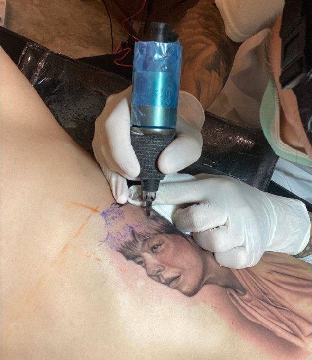 杨丞琳带领“华冈五人帮”陪黄鸿升父亲庆中秋，又哭又笑彼此安慰