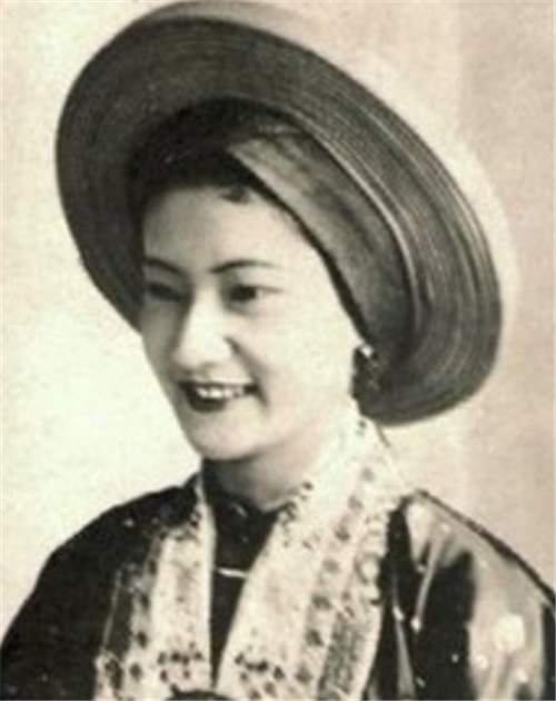 她是有华人血统的外国皇后，不愿媚日被皇室冷落，49岁孤独离世