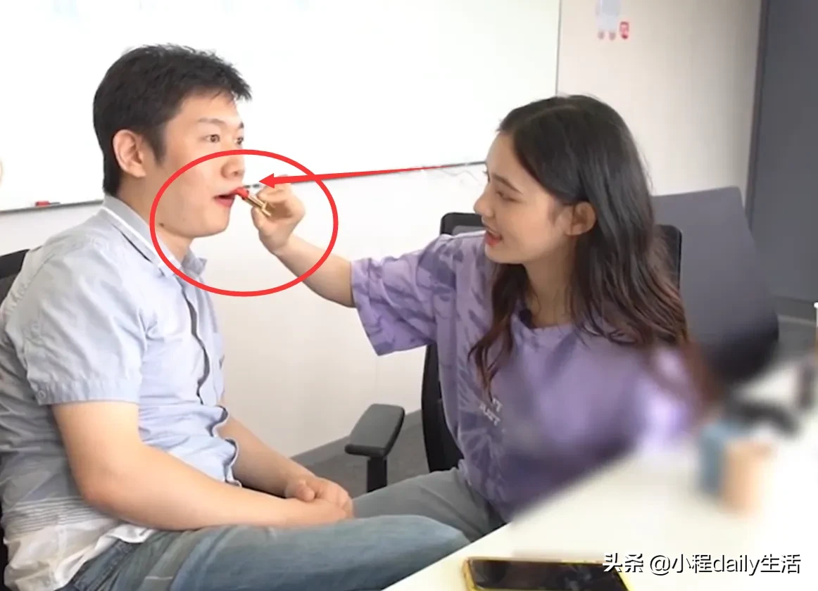 林允帮员工涂口红，不知如何配合谁注意她的反