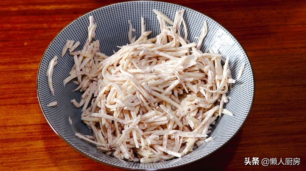 这是香煎芋头饼的做法，火候不能大，要用小火慢煎，才外脆里软