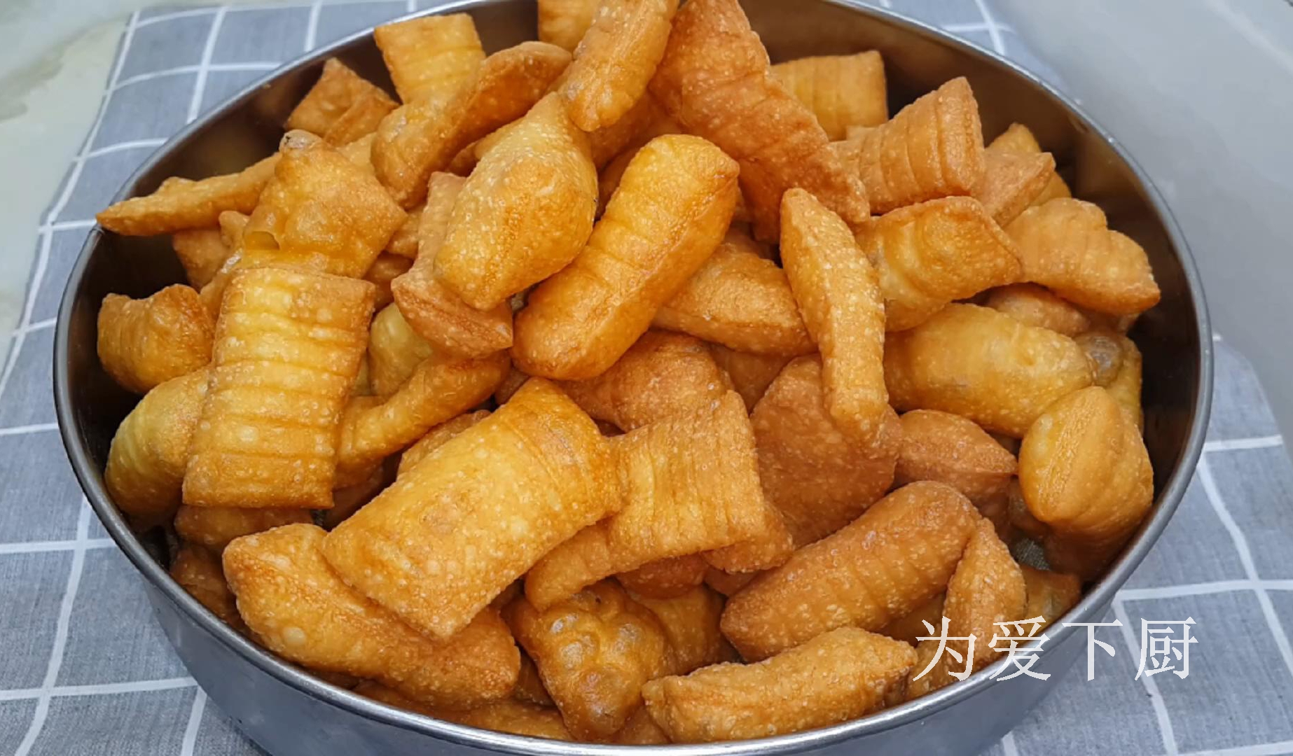 油條這做法才好吃，鍋裡炒一炒，個個焦脆香甜，出鍋全家人都愛吃