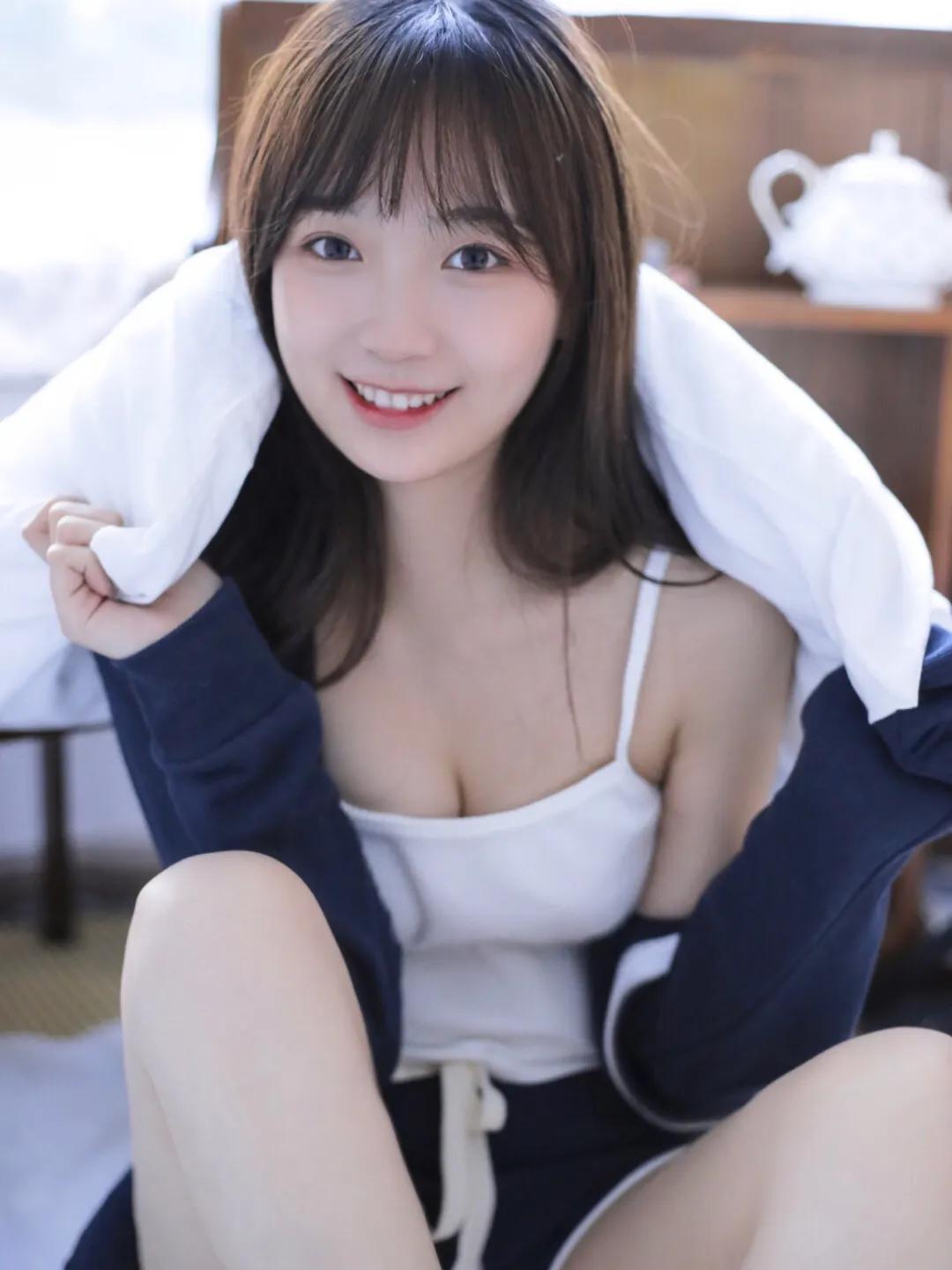 清纯短发美女学生短裙美腿甜美气质图片
