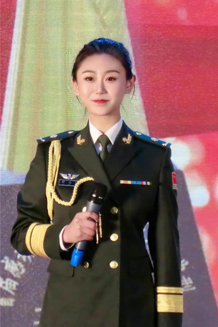 女兵入伍前后变化太大！网友：不一样的美，限