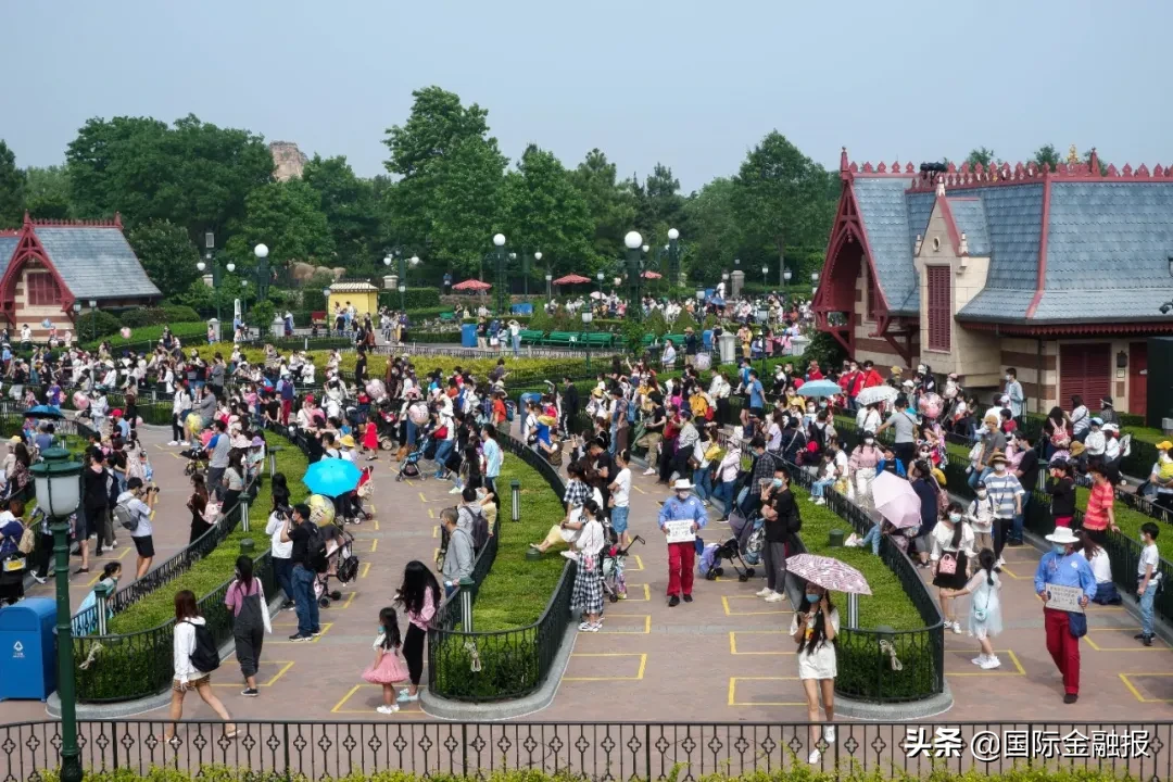 上海迪士尼重新开放首日初体验：隔排就坐玩项