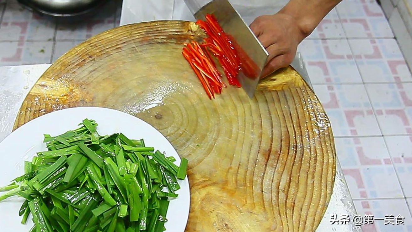 图片[3]-韭菜炒杂粮馒头做法  焦香酥脆 一大盘不够吃-起舞食谱网