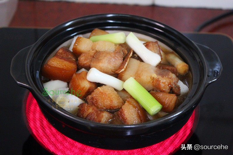 秋冬季，五花肉別紅燒，加山藥倒入砂鍋燉一燉，熱乎乎很暖胃