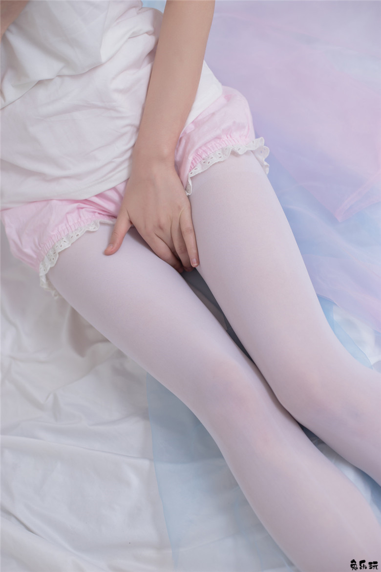 卧室里的白丝少女