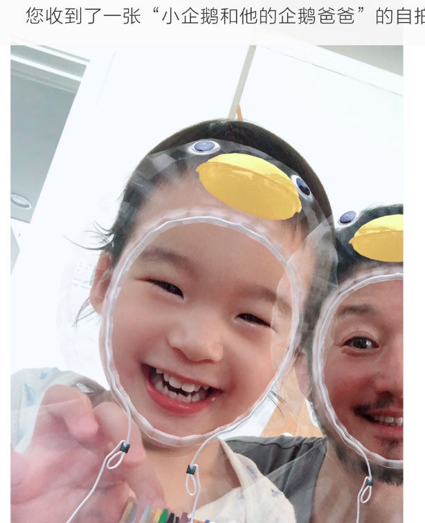 吴京扮企鹅与儿子拍照，2岁小儿子眉眼像爸嘴巴像妈，长相好秀气