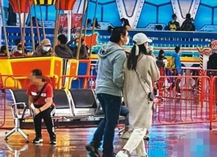 刘诗诗一家三口秀恩爱，吴奇隆已显老，网友：