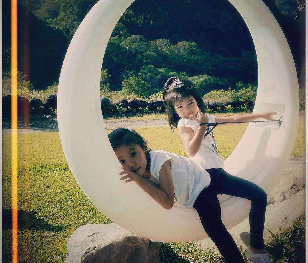 贾静雯一家五口出游，放肆晒梧桐妹正脸，身高超过妈模样却太像爸