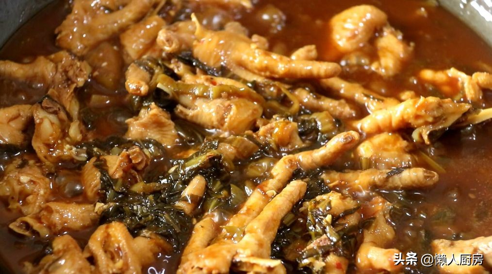 这是鸡爪的新做法，配上一点酸菜，开胃下饭，酥烂脱骨