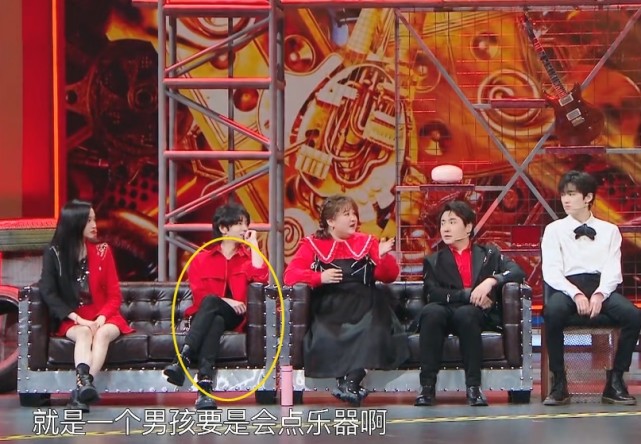 Hua Chenyu and Guan Xiaotong sit on sofa, who notices to spend beautiful sitting position? It is the greatest to sister-in-law respect