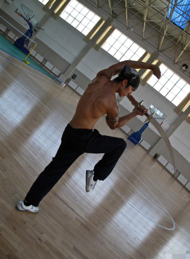 吳尊帶兒女健身，NeiNei舞劍英姿颯爽，Max打拳變強壯