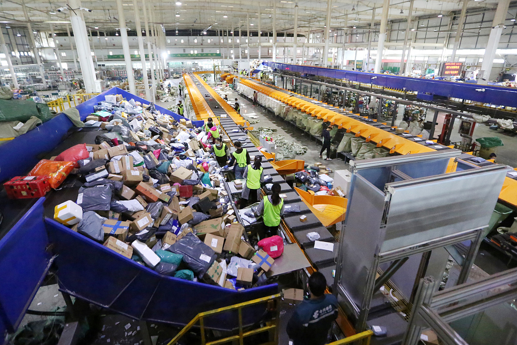 快递流水线上的夜间零工一天睡四个小时多是北漂中年人