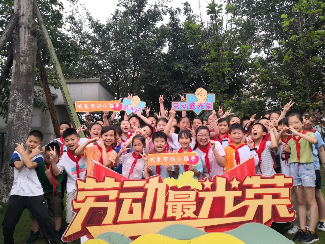 欢乐与泪水——万安小学4.1中队走进厨房学习生活技能