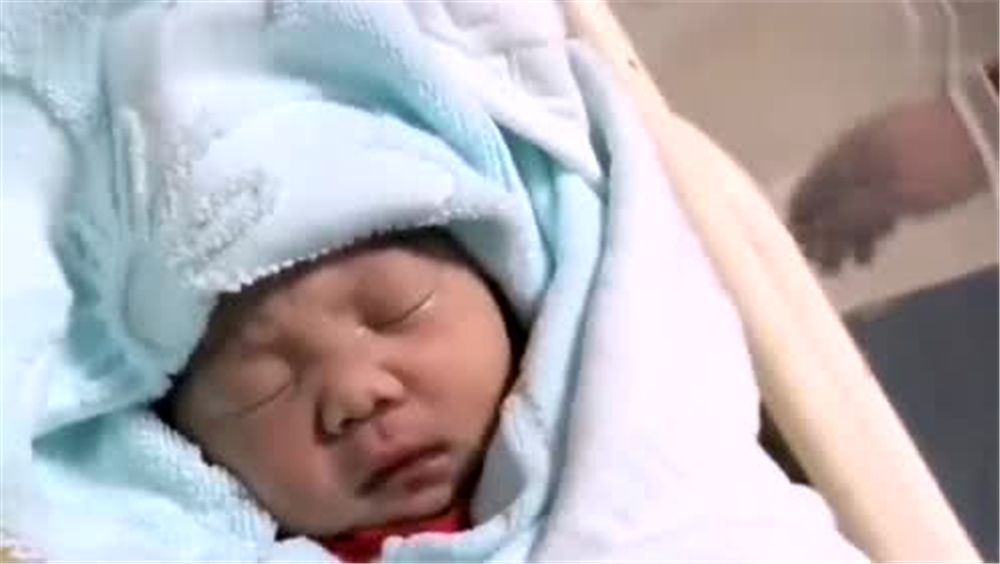 The sooner newborns open their eyes, the smarter they are? If the baby