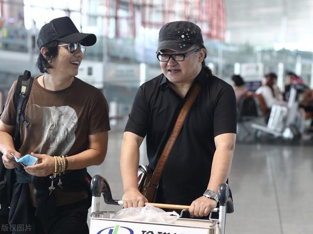 刘欢：与卢璐相守32年，内里却是个酒鬼，曾喝到“股骨头坏死”