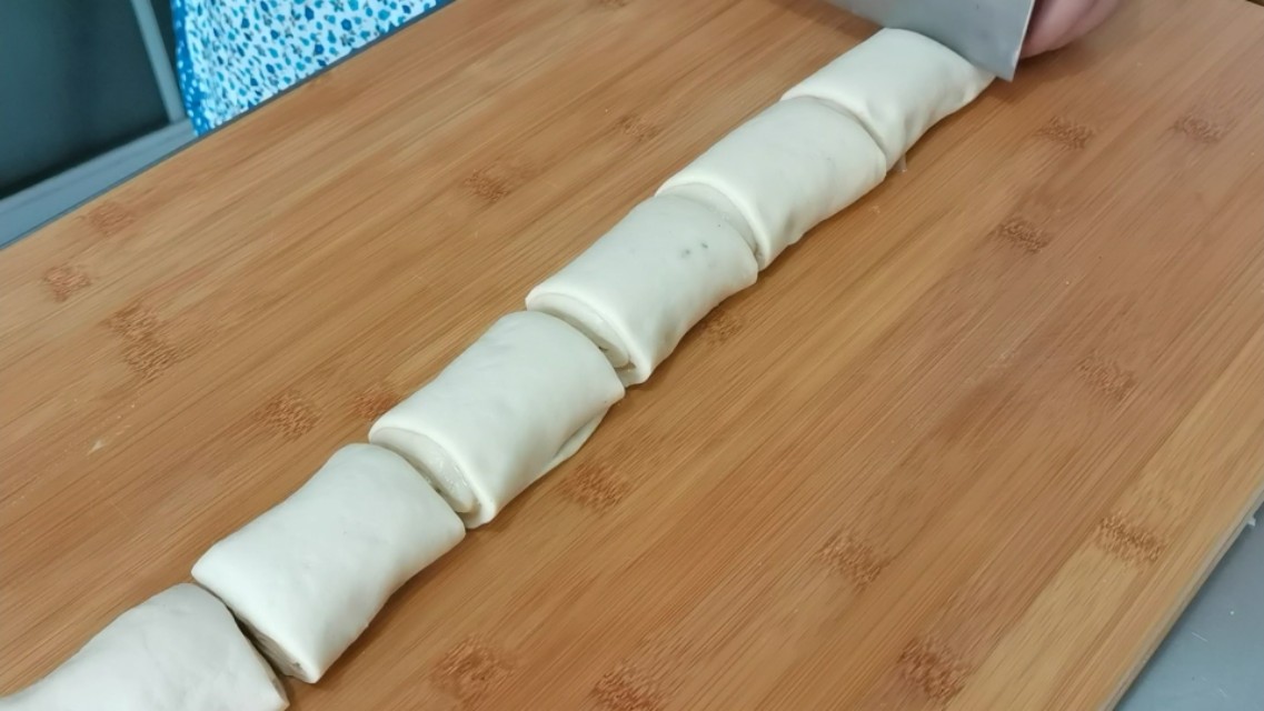 芝麻酥饼在家简单做，外酥里软又香甜，不用烤箱也可以酥得掉渣