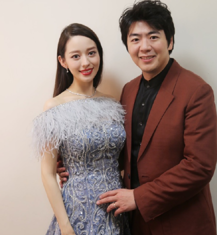 吉娜挺6个月孕肚独自逛街，衣着朴素似路人，个头娇小背大包惹眼