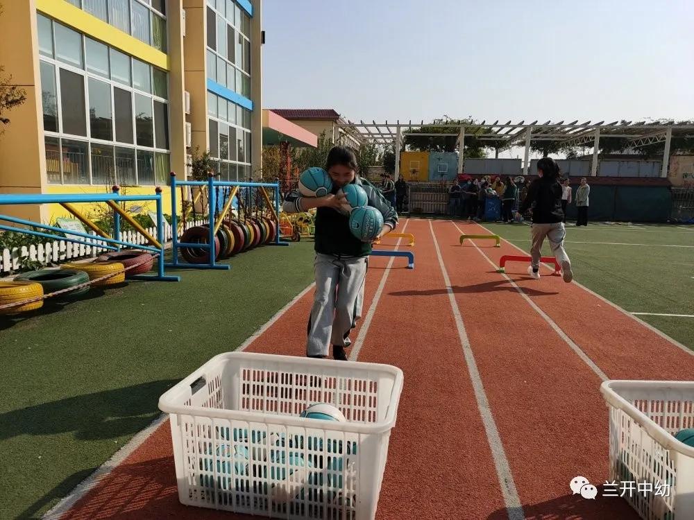 临沂市兰山经济开发区中心幼儿园召开教师趣味运动会