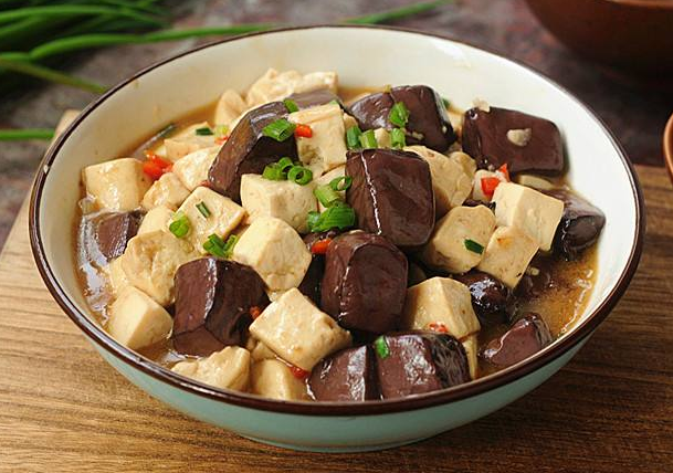 When frying pig blood, it is best not to put it in the pot directly. Do one more step. The blood is smooth and not fishy. It is delicious