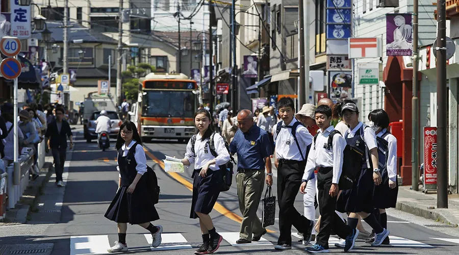 Japan promotes "genderless school uniforms" and boys can wear skirts in